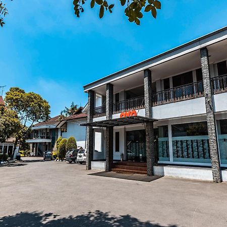 Super Oyo 686 Bunga Karang Hotel Бекаси Екстериор снимка