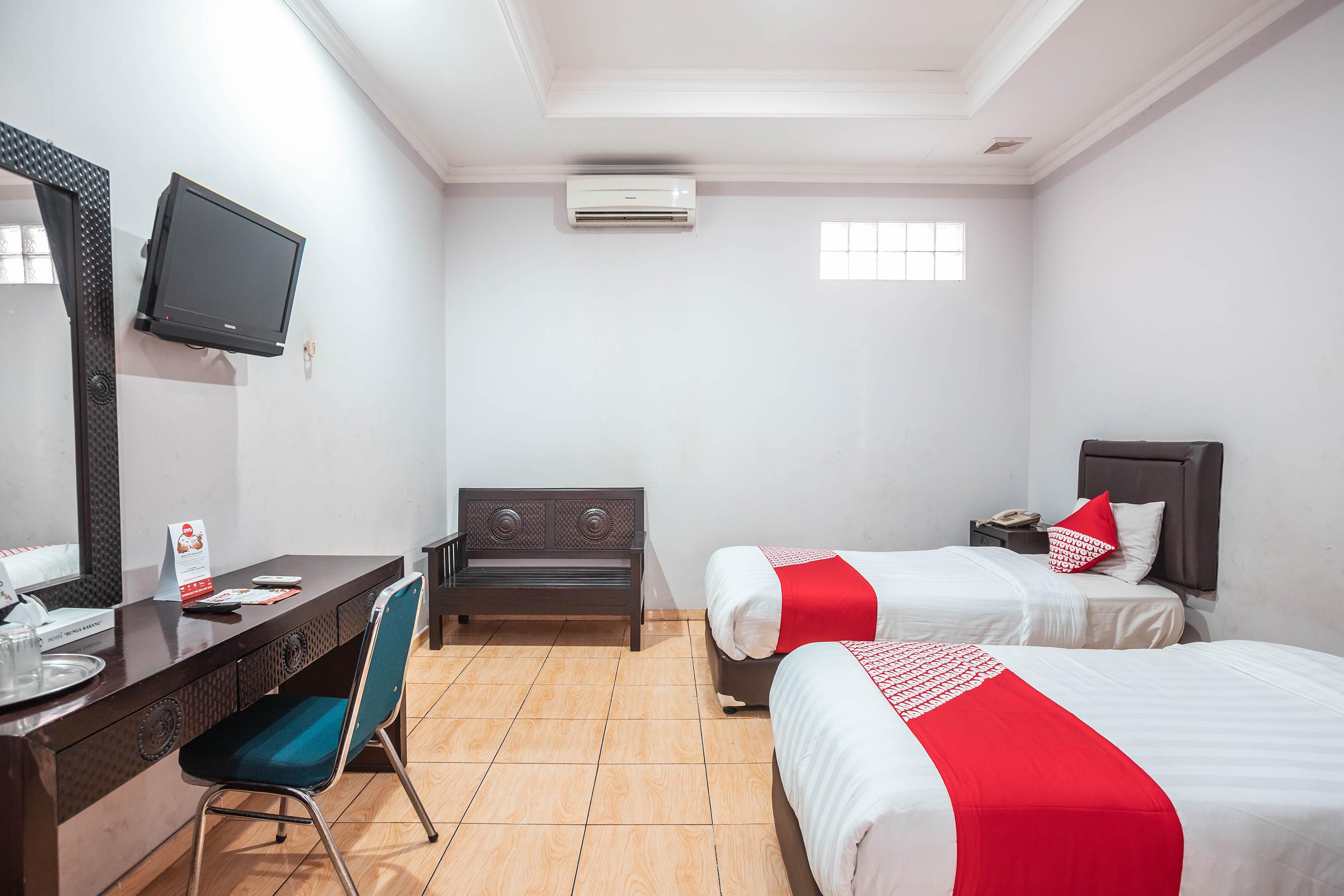 Super Oyo 686 Bunga Karang Hotel Бекаси Екстериор снимка