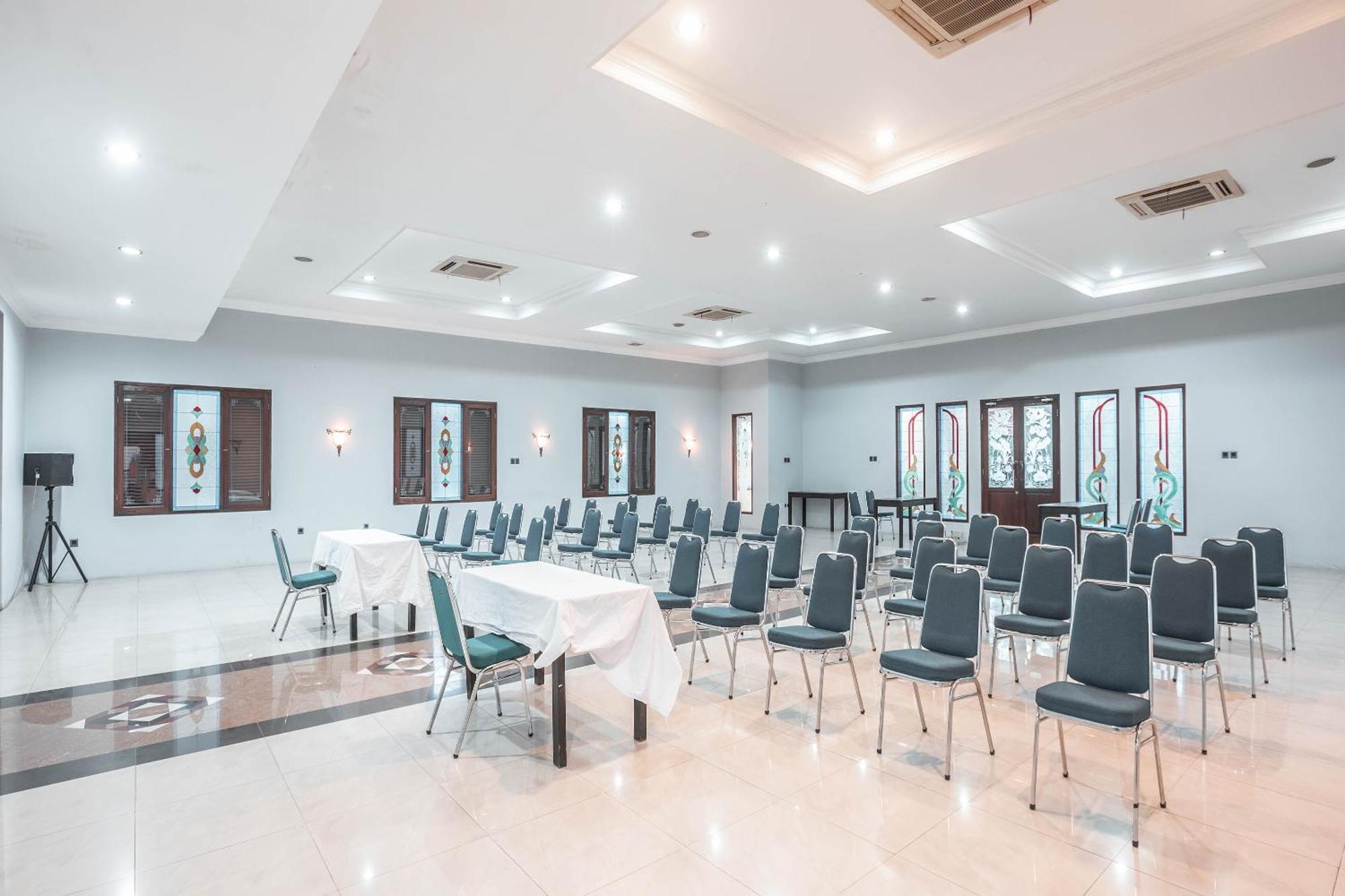 Super Oyo 686 Bunga Karang Hotel Бекаси Екстериор снимка