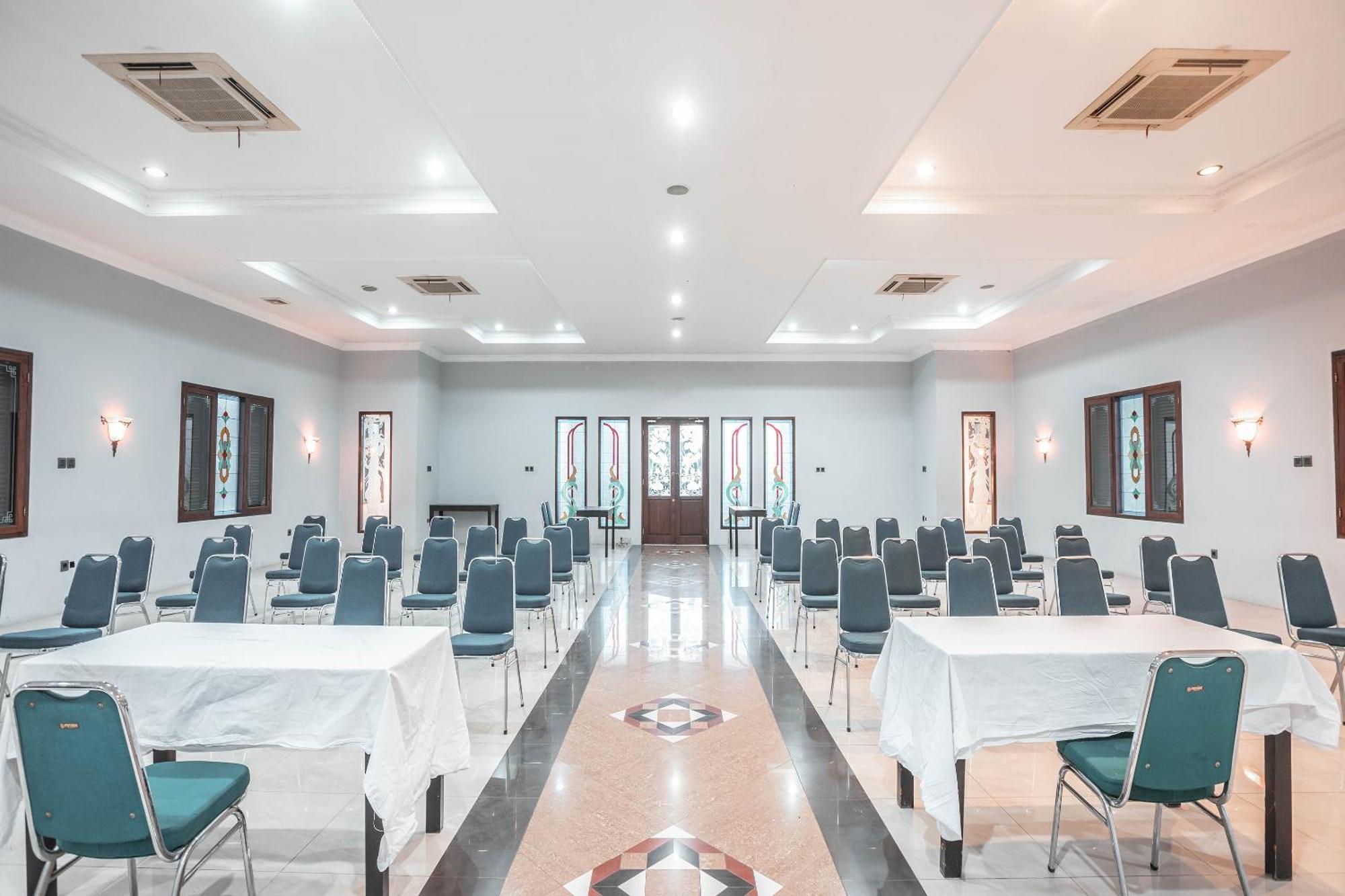 Super Oyo 686 Bunga Karang Hotel Бекаси Екстериор снимка