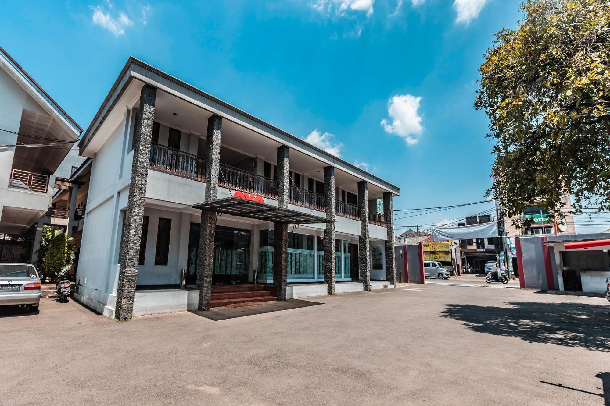 Super Oyo 686 Bunga Karang Hotel Бекаси Екстериор снимка